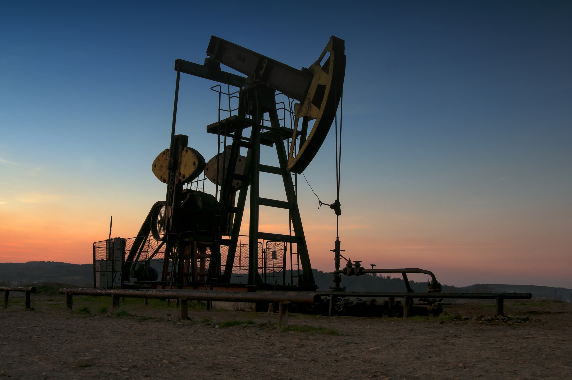 La pompe à pétrole au coucher du soleil